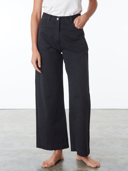 The newest iteration of LOUP's beloved wide-leg, perfect-butt jeans. The Toni features the same flattering fit a slightly longer leg. Cut from soft cotton twill fabric, they feature front and back pockets, hidden button fly, belt loops and a wide cropped length.